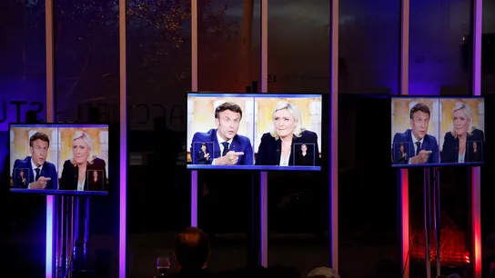 Una pantalla muestra un plano del debate entre Emmanuel Macron y Marine Le Pen. Una pantalla muestra un plano del debate entre Emmanuel Macron y Marine Le Pen.