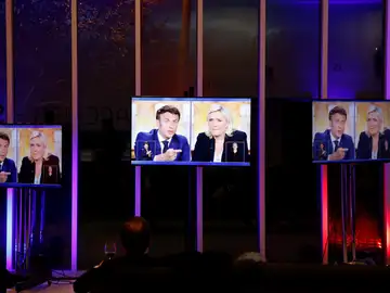 Una pantalla muestra un plano del debate entre Emmanuel Macron y Marine Le Pen.