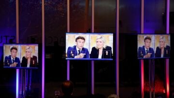 Una pantalla muestra un plano del debate entre Emmanuel Macron y Marine Le Pen.