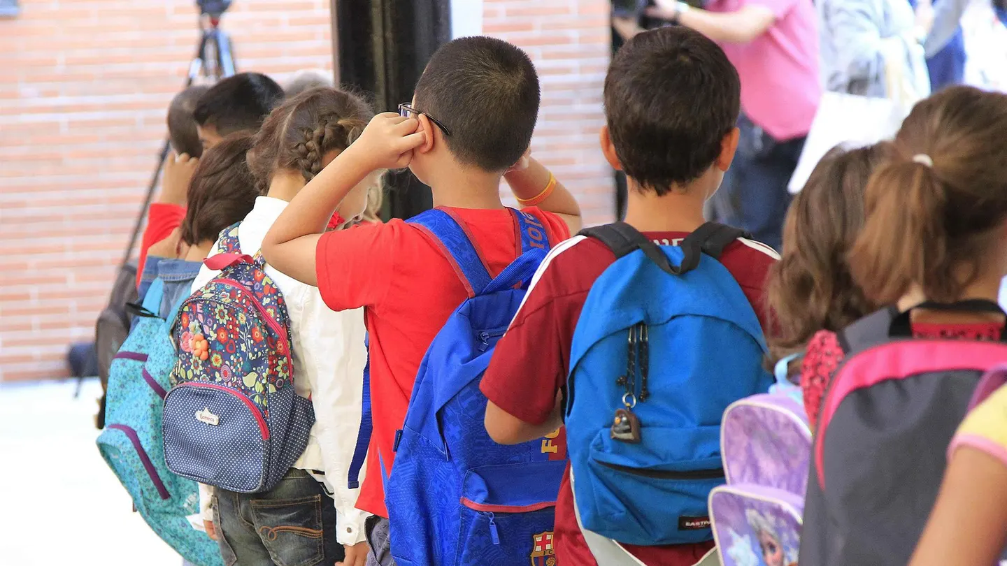 Imagen de archivo de un grupo de niños entrando al colegio. Imagen de archivo de un grupo de niños entrando al colegio. / Efe
