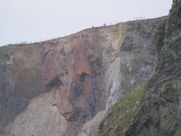 Aparece una roca gigante con forma de cara Reino Unido