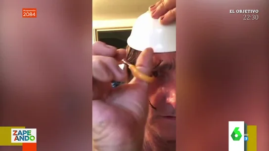 El vídeo que demuestra por qué no debes cortarte el pelo a ti mismo si no tienes experiencia El vídeo que demuestra por qué no debes cortarte el pelo a ti mismo si no tienes experiencia