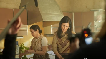 Alicia Borrachero como La Tata y Valeria Solarino como Lucía Bosé, en el rodaje de 'Bosé'