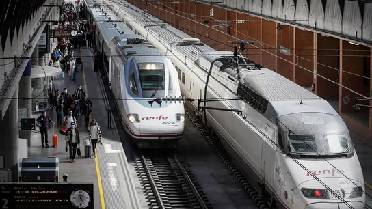 Fotografía de archivo de un tren de AVE. Fotografía de archivo de un tren de AVE. / Efe