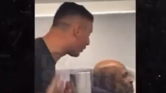 Un pasajero molesta a Mike Tyson en pleno vuelo Un pasajero molesta a Mike Tyson en pleno vuelo