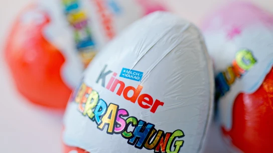 Imagen de archivo de una chocolatina de huevo Kinder. Imagen de archivo de una chocolatina de huevo Kinder.