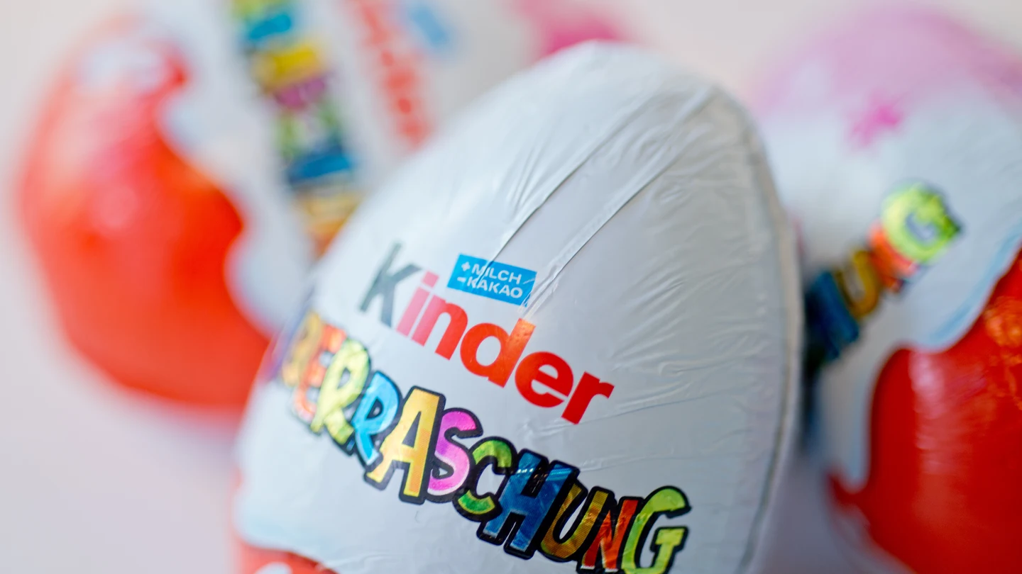 Imagen de archivo de una chocolatina de huevo Kinder. Imagen de archivo de una chocolatina de huevo Kinder.