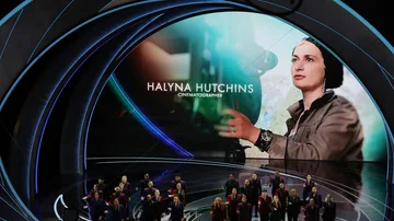 Homenaje conmemorativo de la fallecida Halyna Hutchins durante la 94ª entrega de los Premios de la Academia en Dolby Theatre en Hollywood, California.