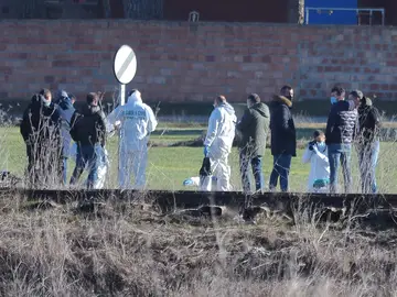 Agentes de la Guardia Civil investigan el cadáver encontrado a tres kilómetros de Traspinedo.