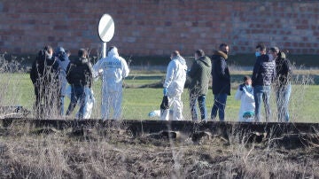 Agentes de la Guardia Civil investigan el cadáver encontrado a tres kilómetros de Traspinedo.