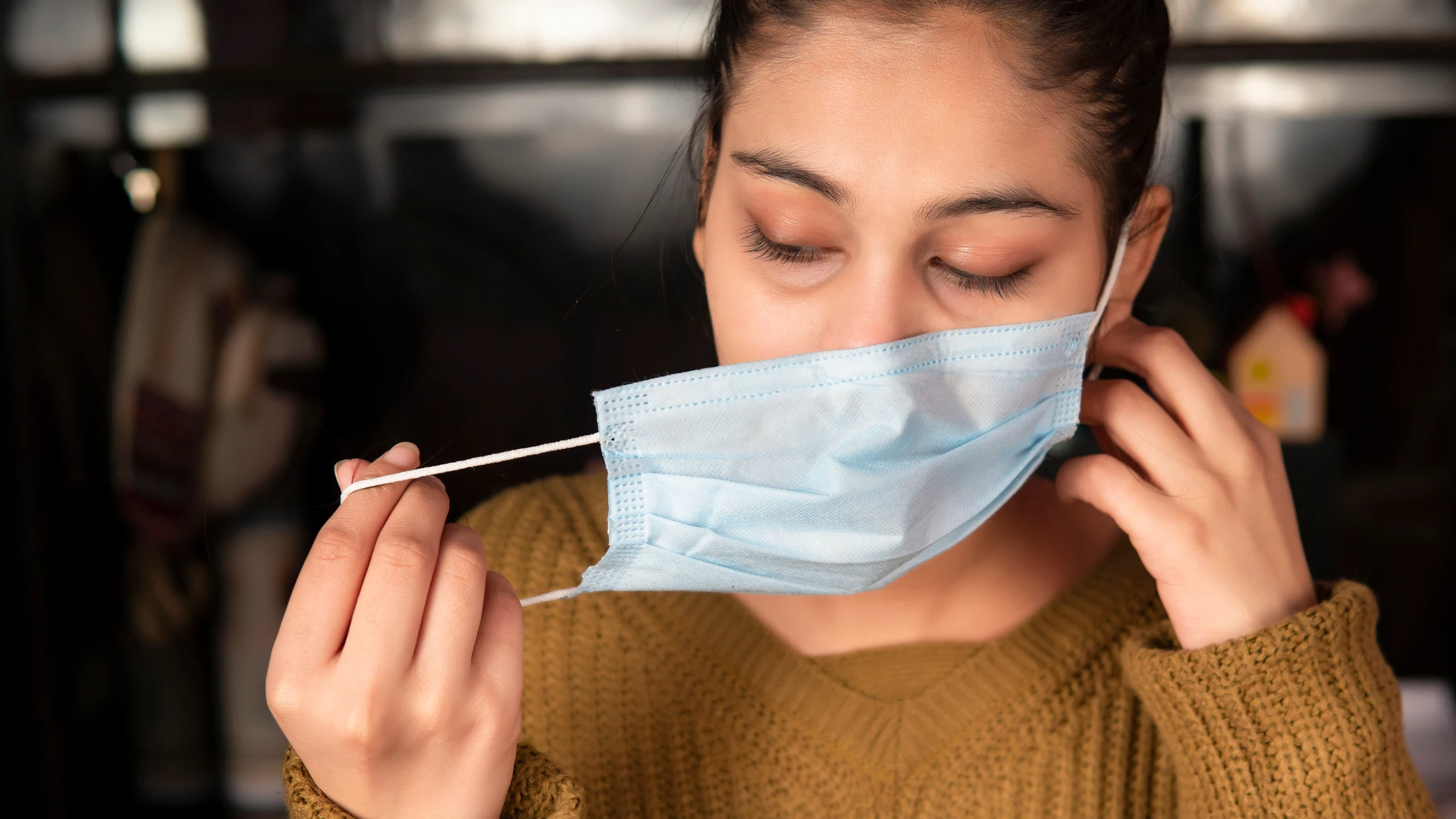 Chica quit&aacute;ndose la mascarilla