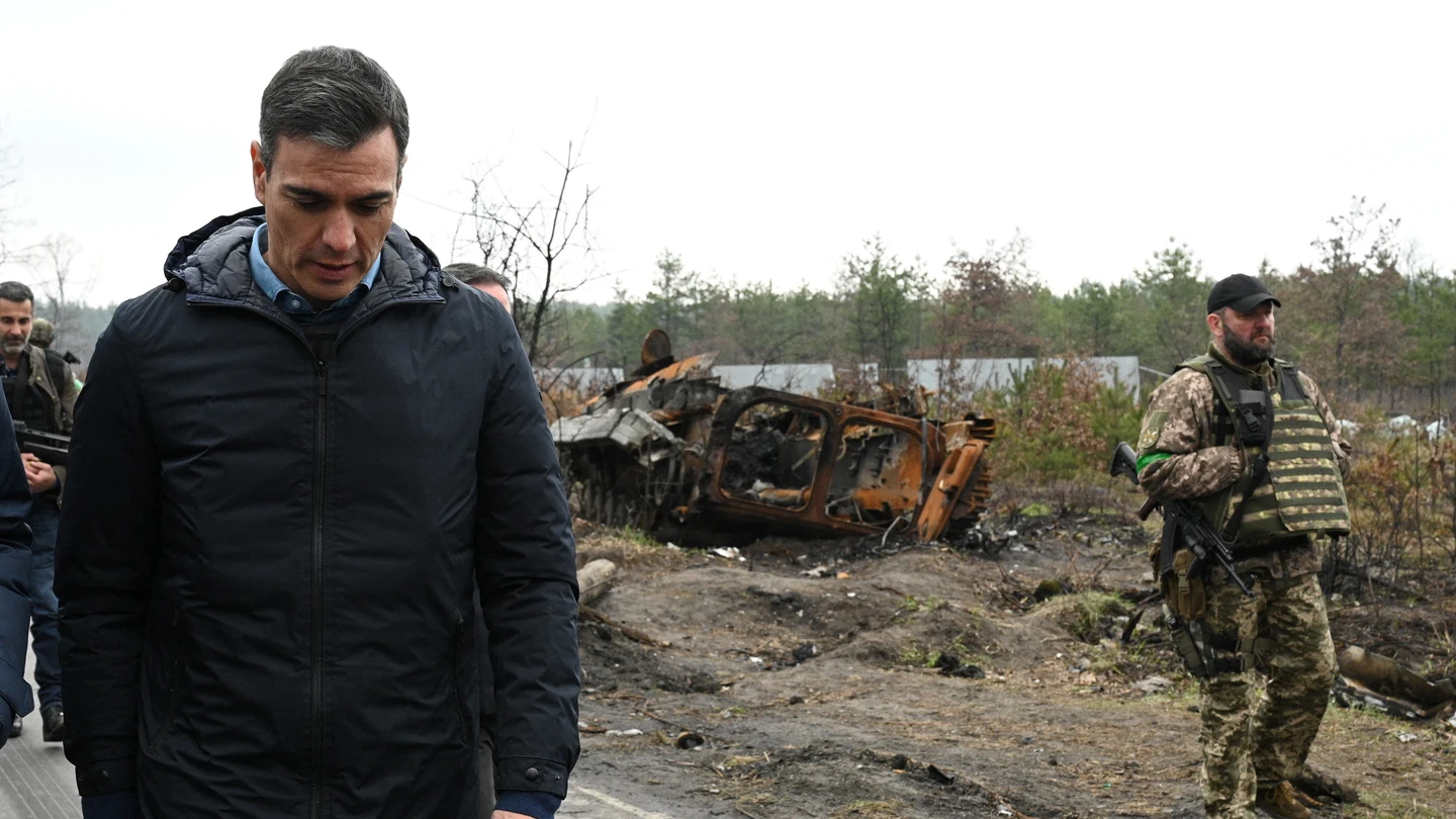 Pedro Sánchez, durante su recorrido por la ciudad de Borodianka Pedro Sánchez, durante su recorrido por la ciudad de Borodianka/ Reuters