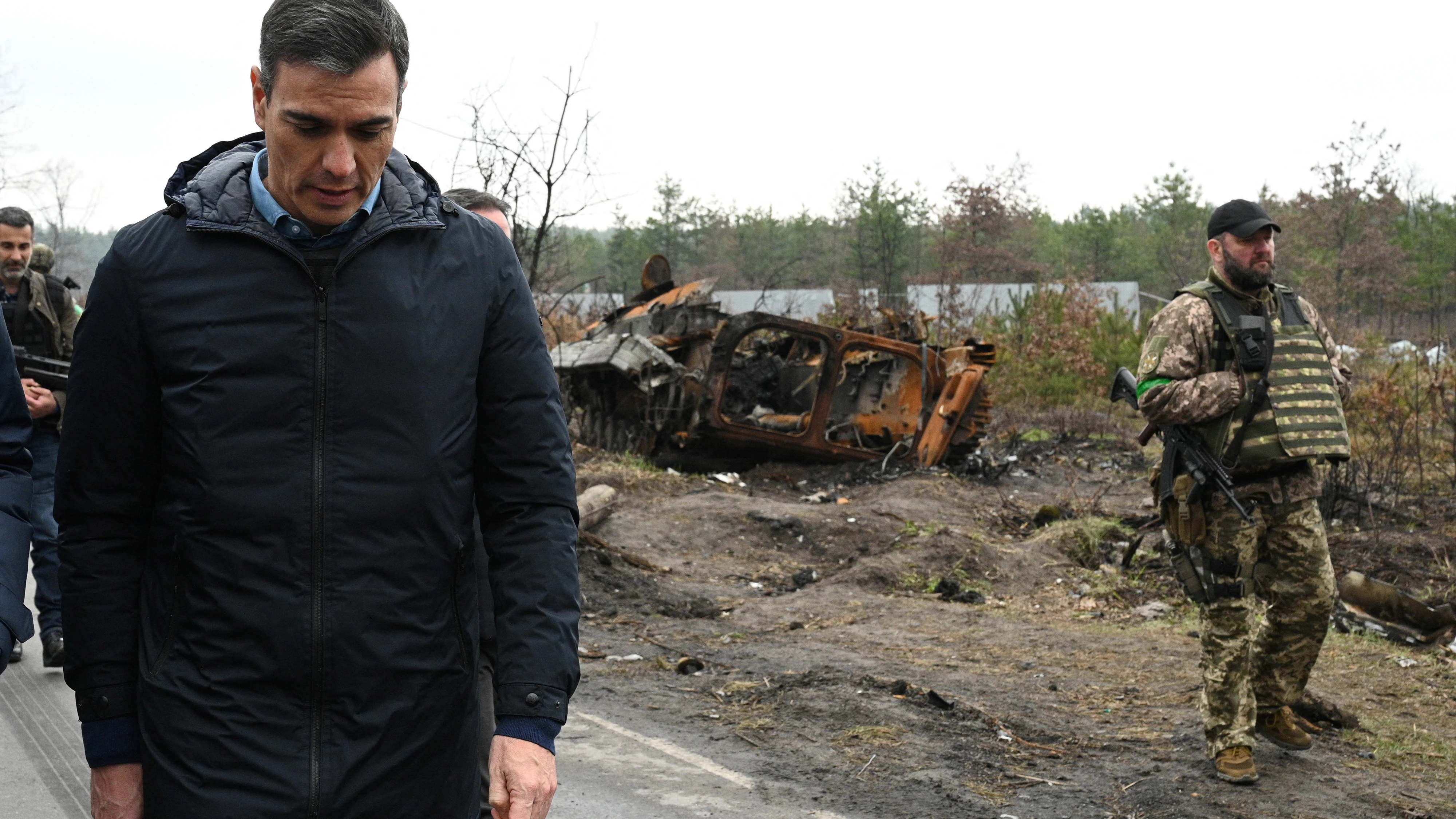Pedro Sánchez, durante su recorrido por la ciudad de Borodianka/ Reuters