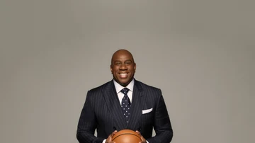 Magic Johnson posando para el estreno de 'They Call Me Magic'.