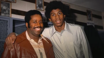 Un jovencísimo Earvin 'Magic' Johnson con su padre en sus años de instituto.