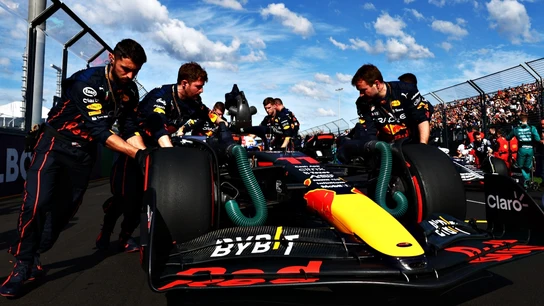 Mecánicos de Red Bull preparan el coche Mecánicos de Red Bull preparan el coche