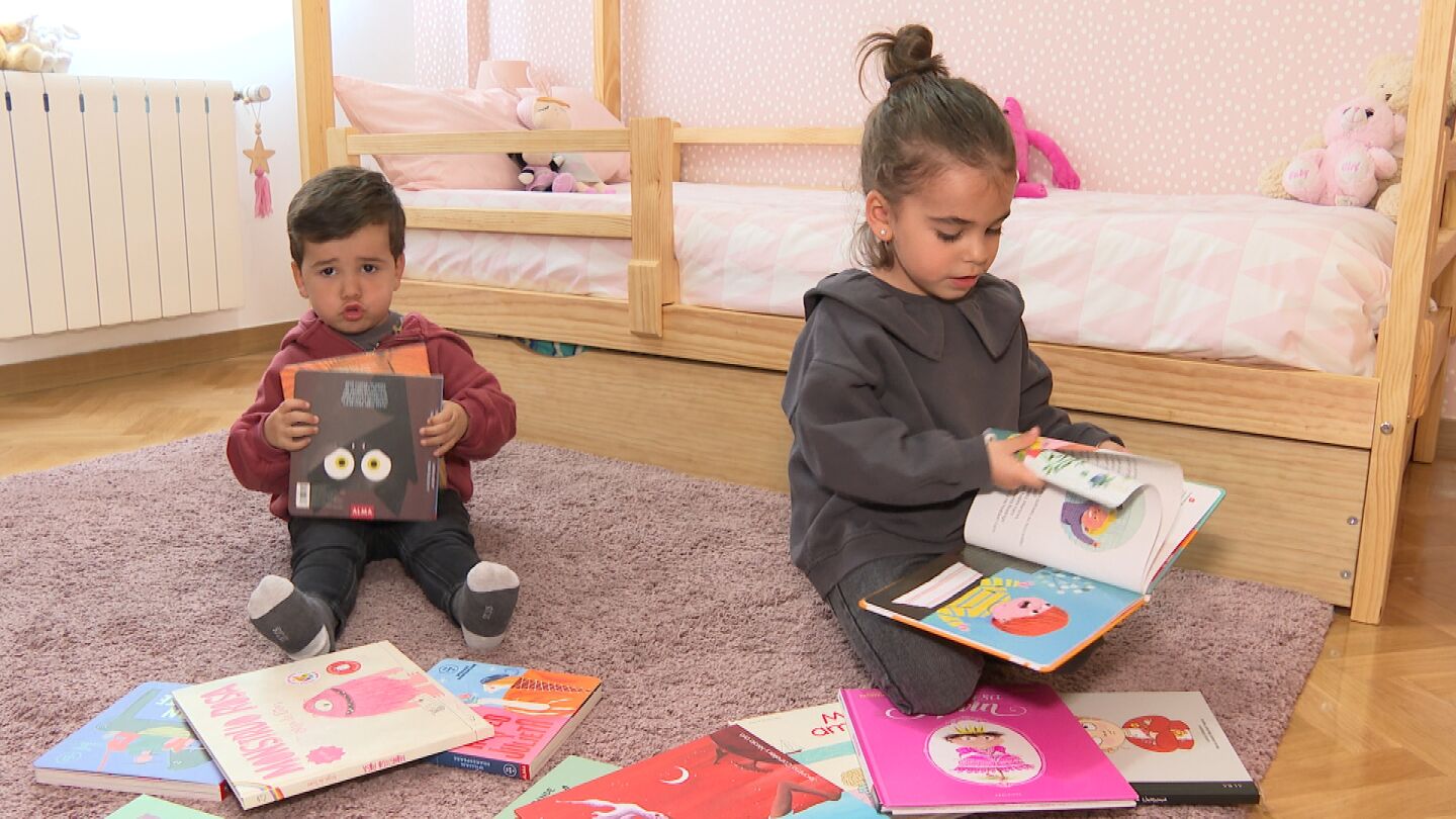 Ni&ntilde;os leyendo cuentos