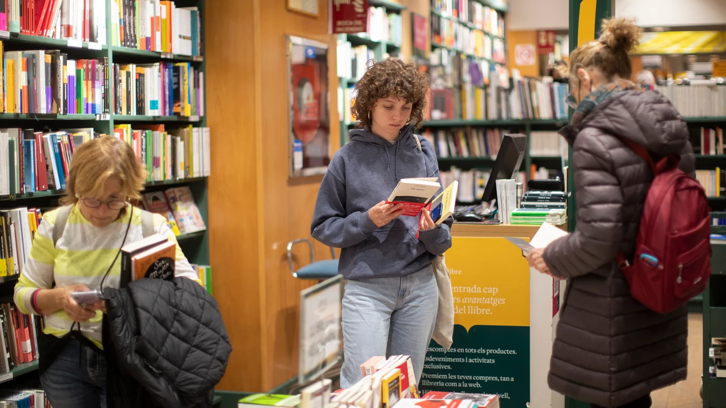 Varios clientes en una librería del centro de Barcelona Varios clientes en una librería del centro de Barcelona