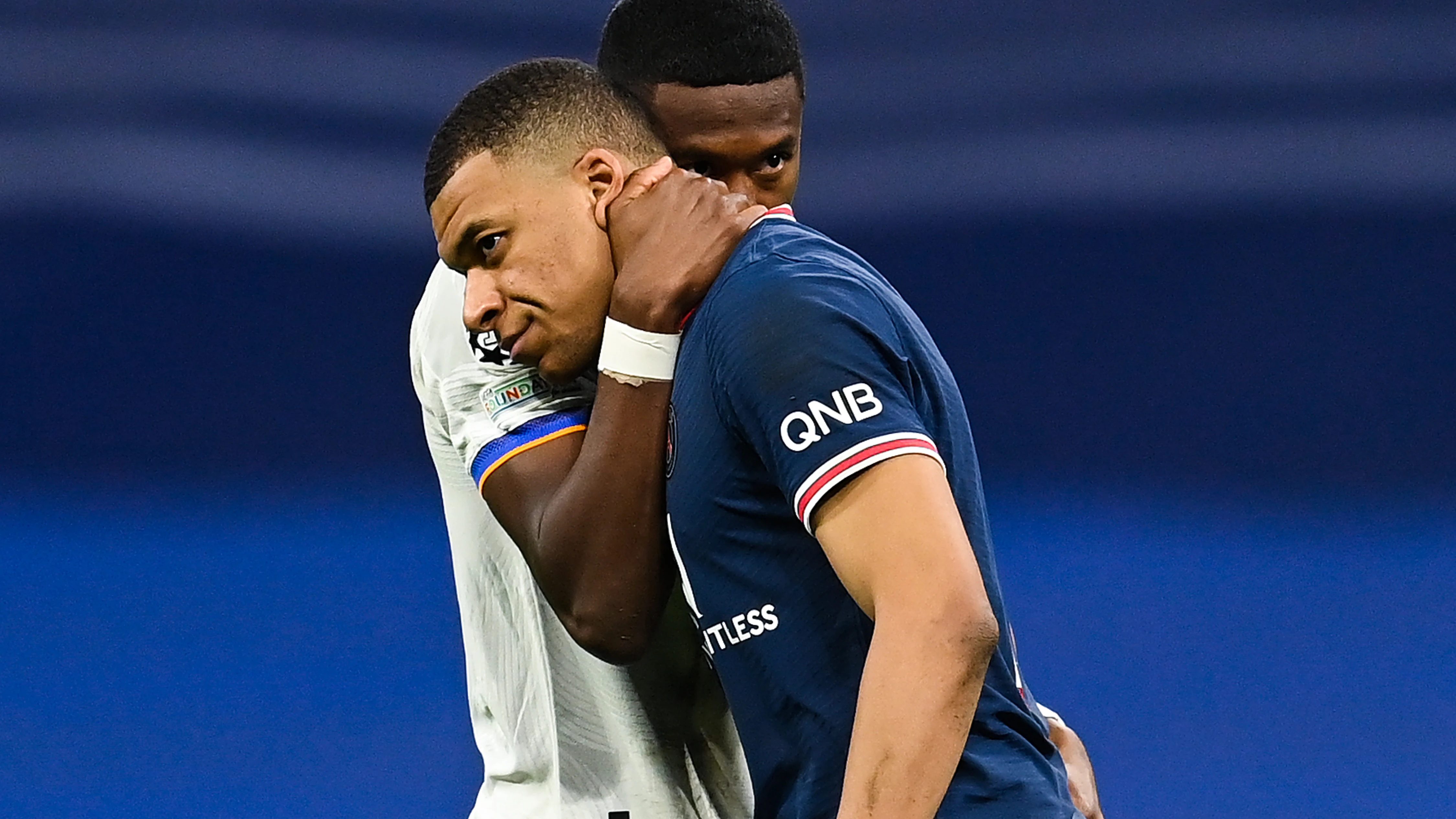 Kylian Mbappé, junto a Alaba en el Bernabéu