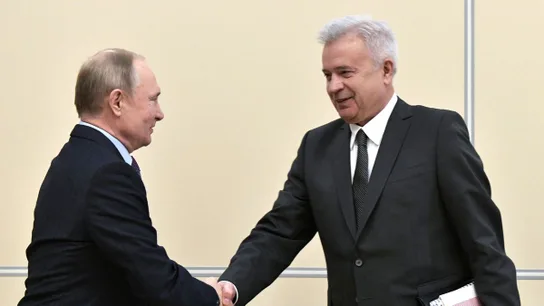 Vaguit Alekpérov, en una imagen de archivo con el presidente ruso Vladímir Putin Vaguit Alekpérov, en una imagen de archivo con el presidente ruso Vladímir Putin