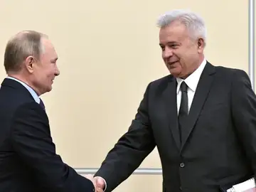 Vaguit Alekpérov, en una imagen de archivo con el presidente ruso Vladímir Putin