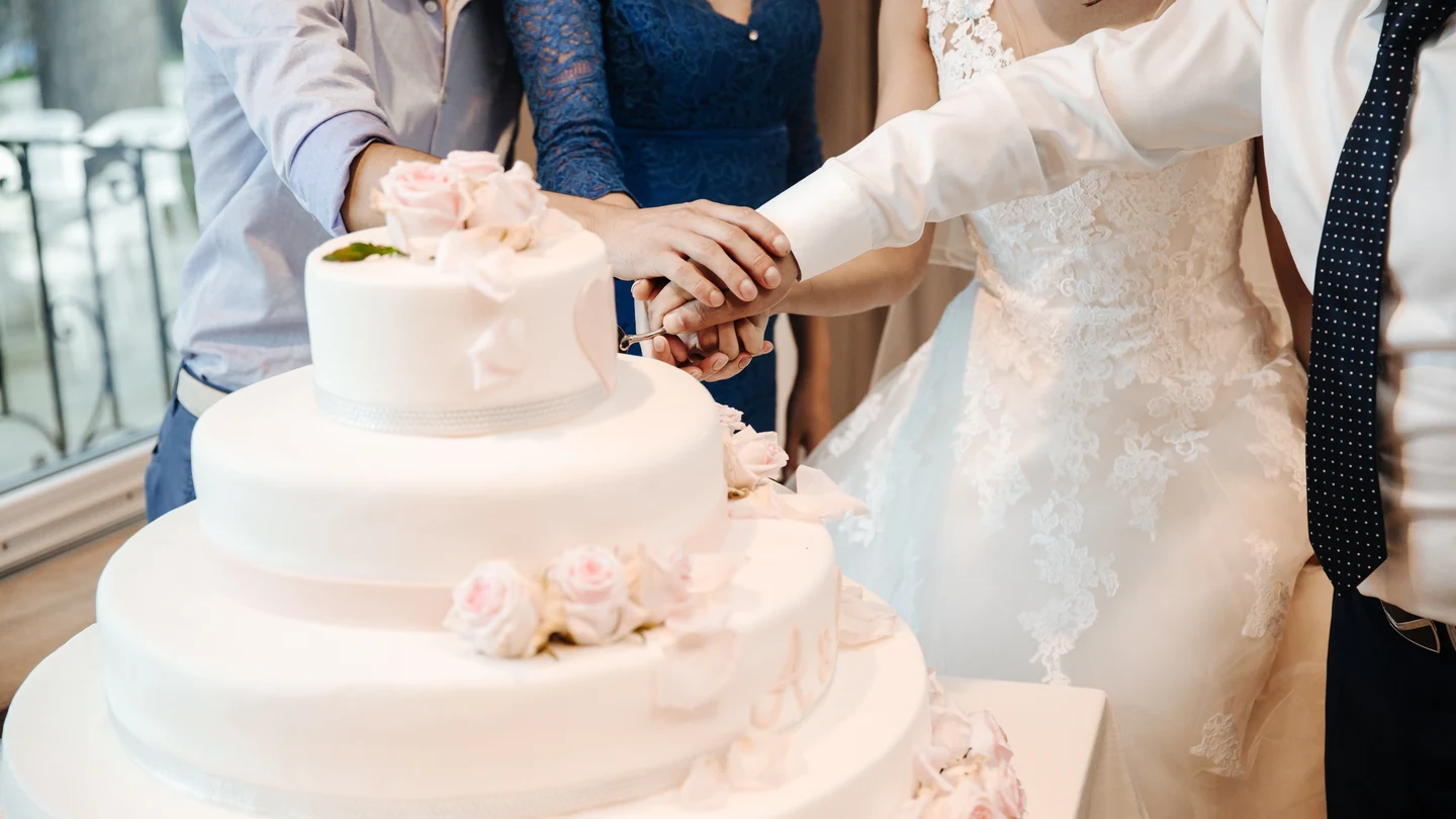 Imagen de archivo de una pareja cortando un pastel de boda Imagen de archivo de una pareja cortando un pastel de boda