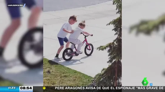 hermano enseña montar bici hermano enseña montar bici