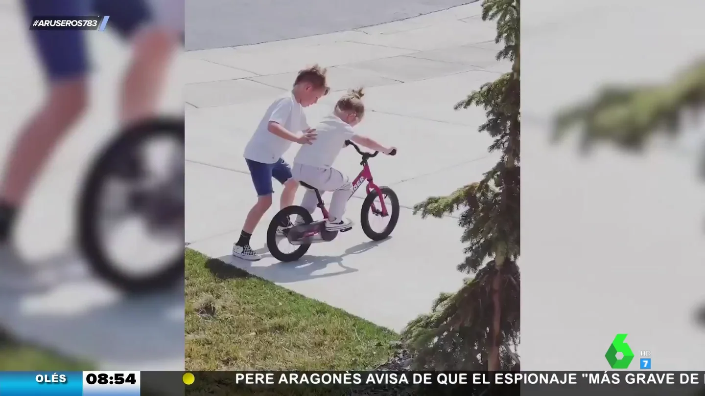 hermano enseña montar bici hermano enseña montar bici