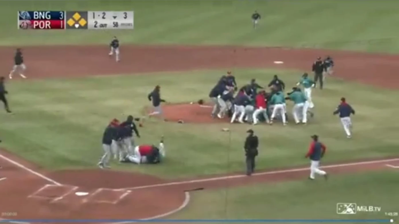 Pelea brutal en el béisbol americano