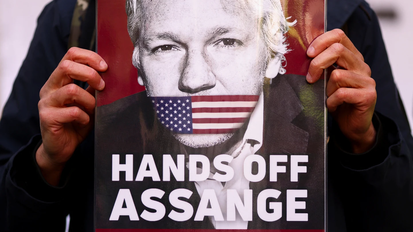 Un manifestante porta una pancarta pidiendo la libertad de Assange Un manifestante porta una pancarta pidiendo la libertad de Assange