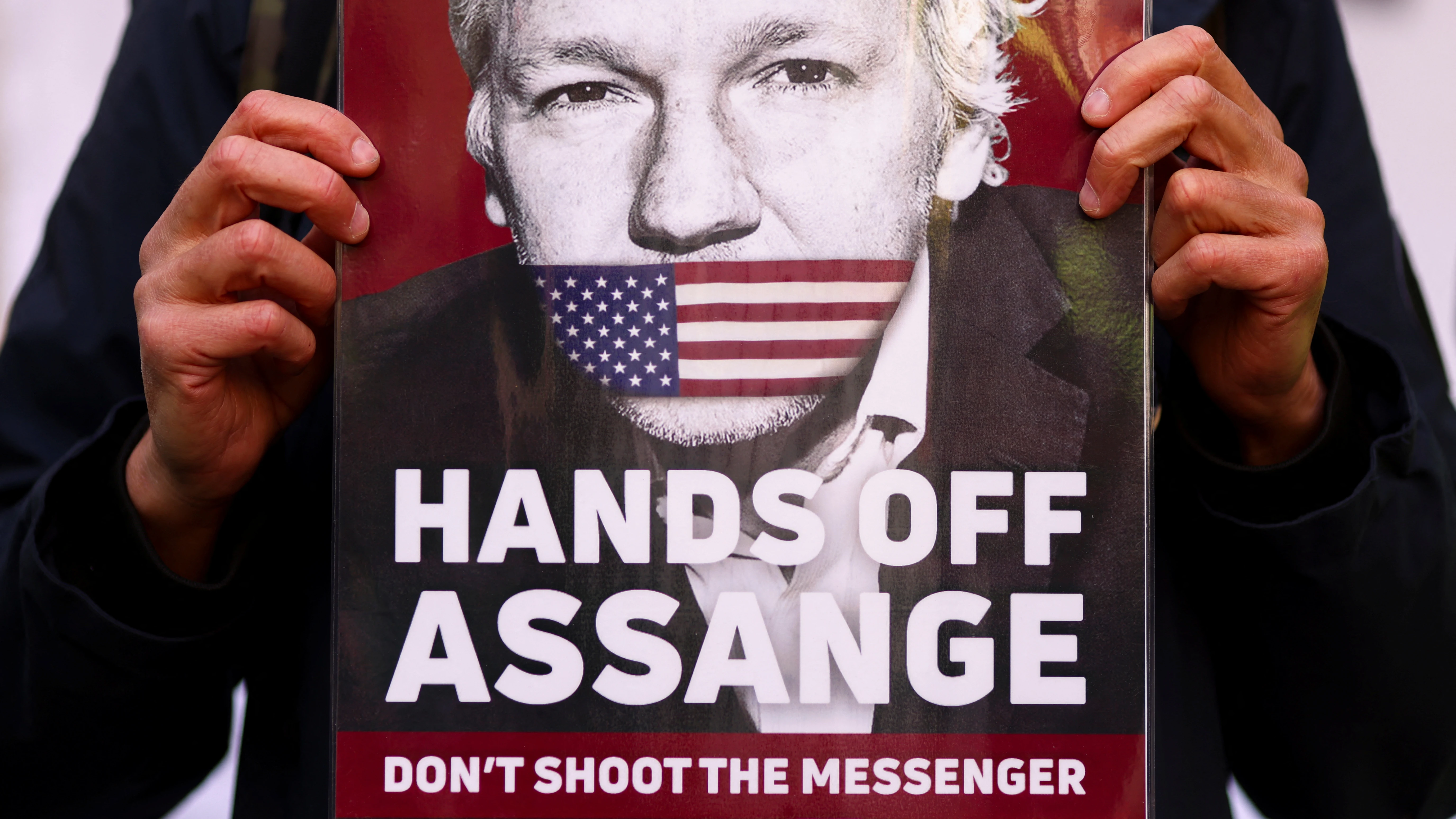 Un manifestante porta una pancarta pidiendo la libertad de Assange