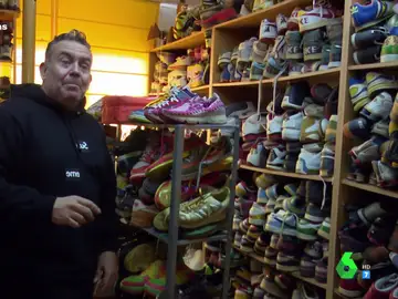 Un hombre que tiene 1.800 pares de zapatillas 