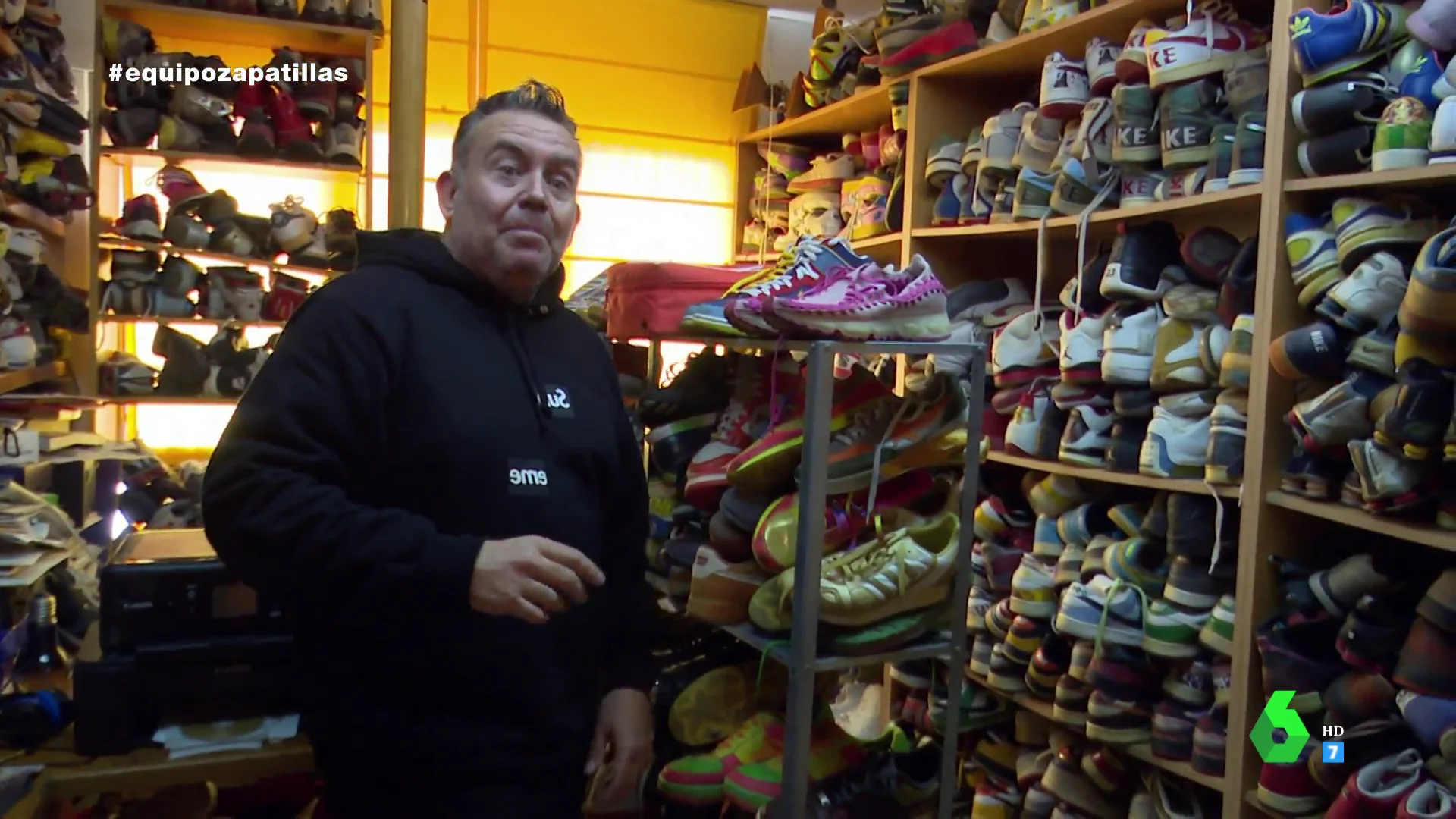 Un hombre que tiene 1.800 pares de zapatillas 