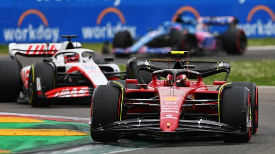 Carlos Sainz, delante de Magnussen y Alonso Carlos Sainz, delante de Magnussen y Alonso