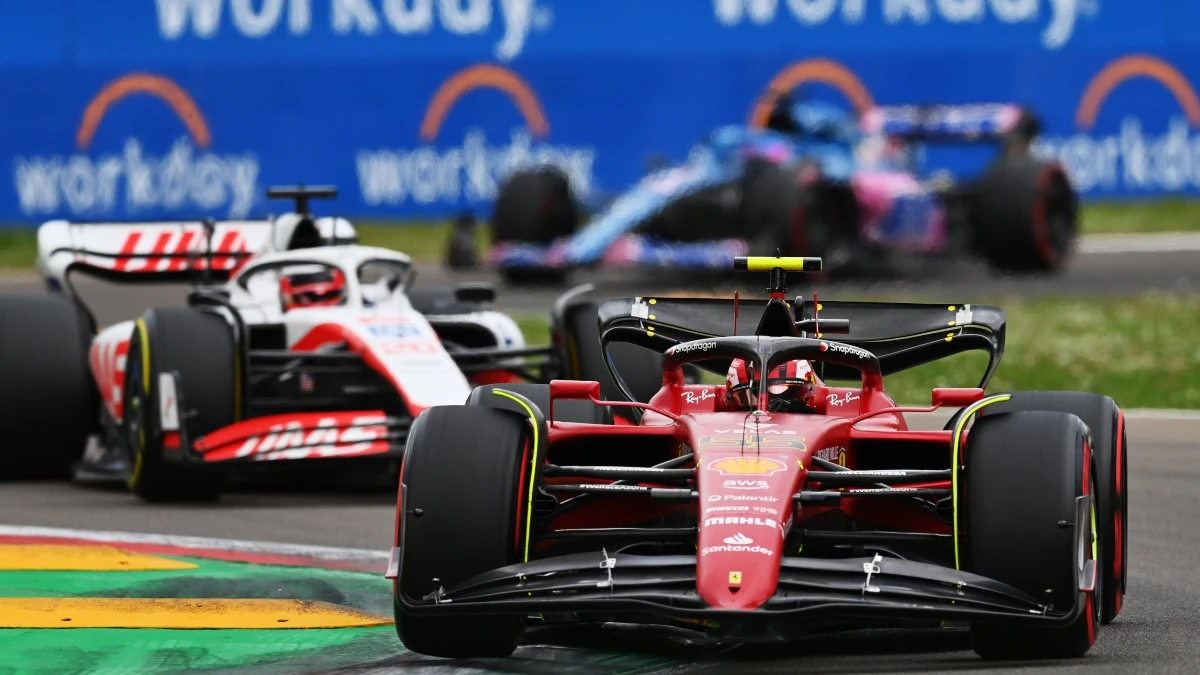 Carlos Sainz, delante de Magnussen y Alonso