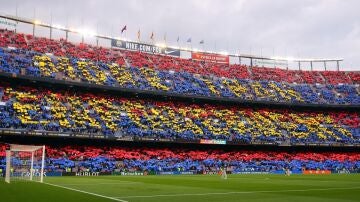 El Camp Nou, repleto de aficionados
