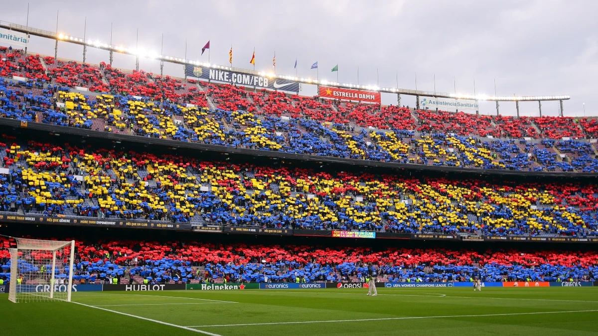 El Camp Nou, repleto de aficionados