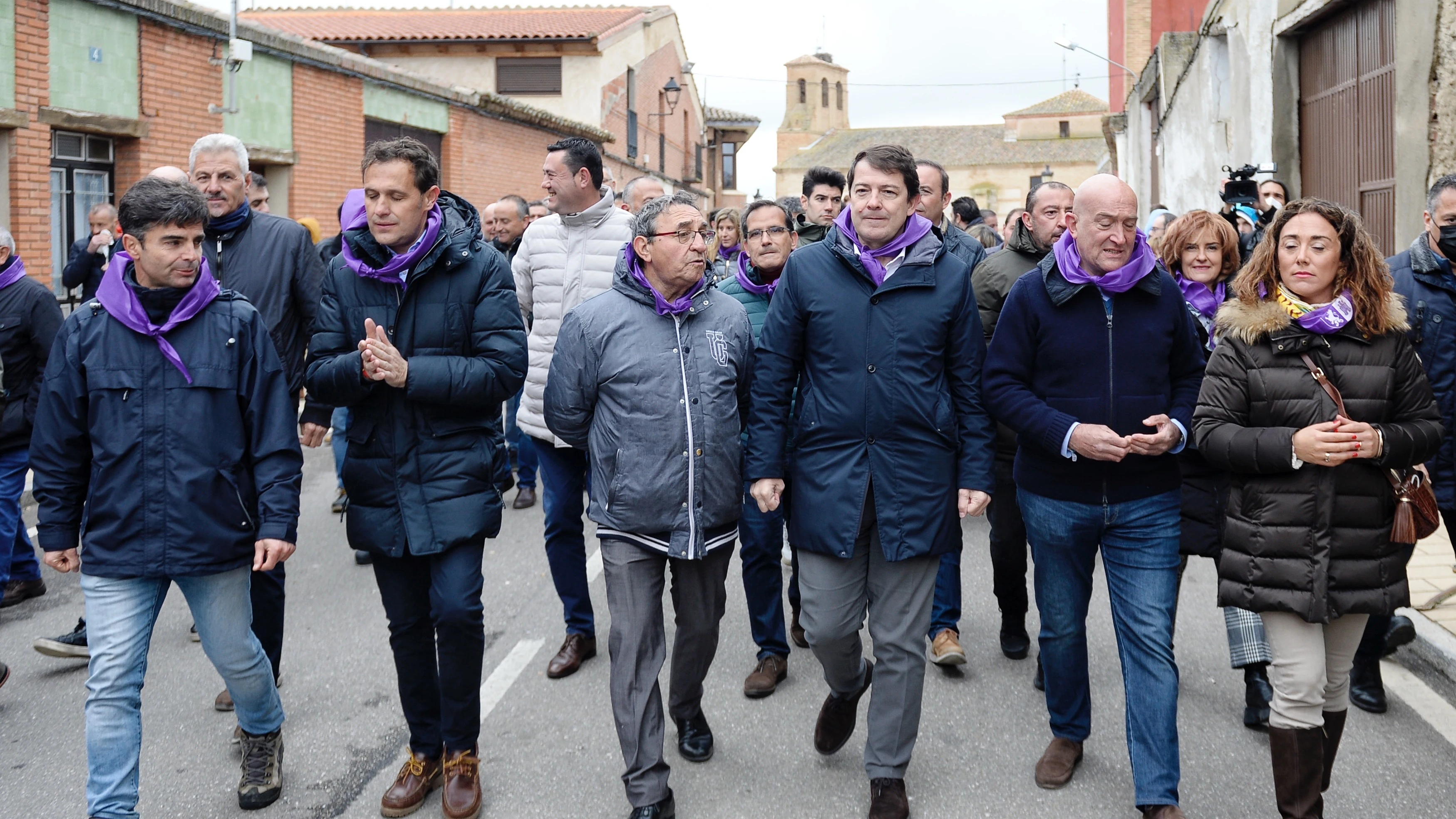 El presidente de la Junta de Castilla y León, Alfonso Fernández Mañueco, y el alcalde de Villalar de los Comuneros, Luis Alonso Laguna