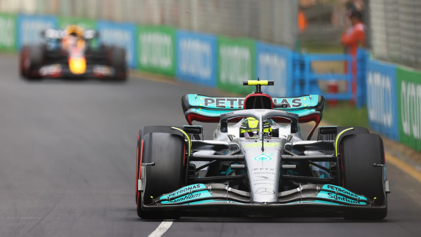 Lewis Hamilton, con Verstappen al fondo Lewis Hamilton, con Verstappen al fondo