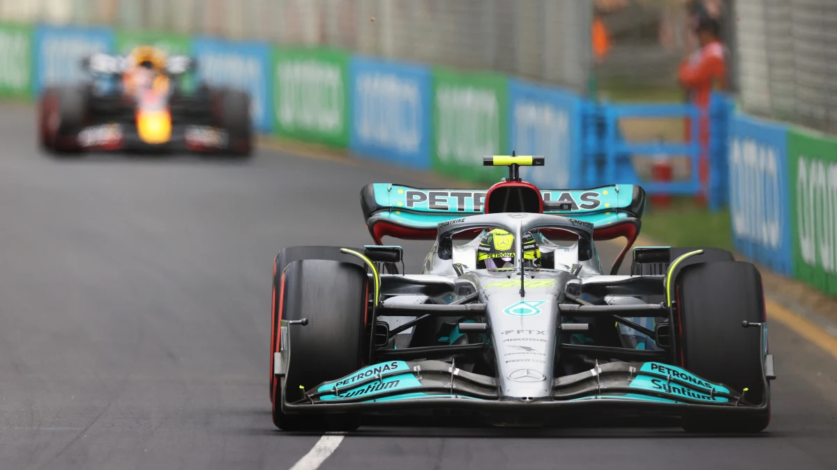 Lewis Hamilton, con Verstappen al fondo