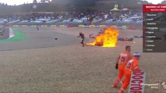 Accidente múltiple en Moto 2: motos incendiadas y diez pilotos al suelo Accidente múltiple en Moto 2: motos incendiadas y diez pilotos al suelo