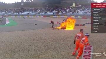 Accidente múltiple en Moto 2: motos incendiadas y diez pilotos al suelo
