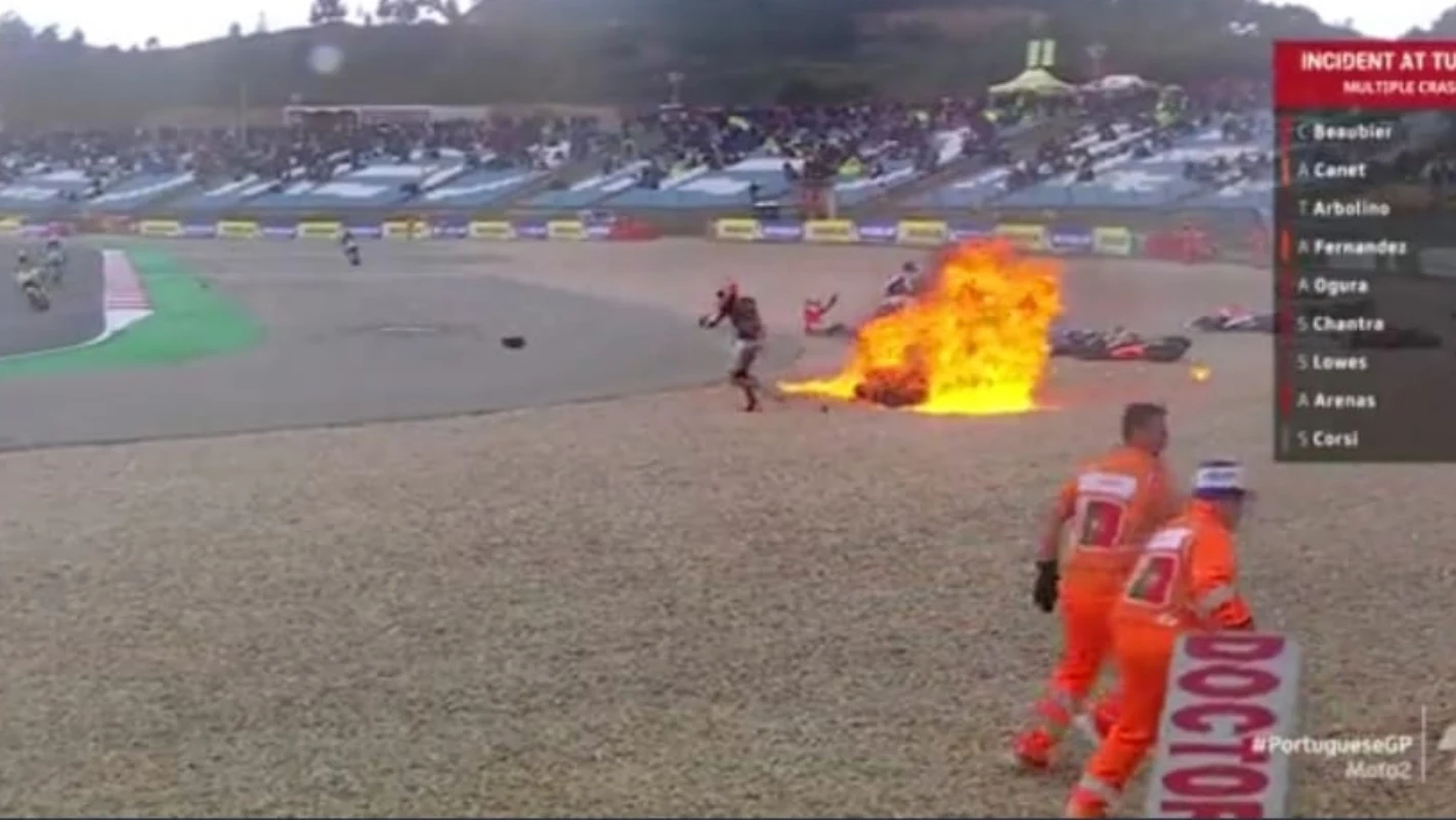 Accidente múltiple en Moto 2: motos incendiadas y diez pilotos al suelo