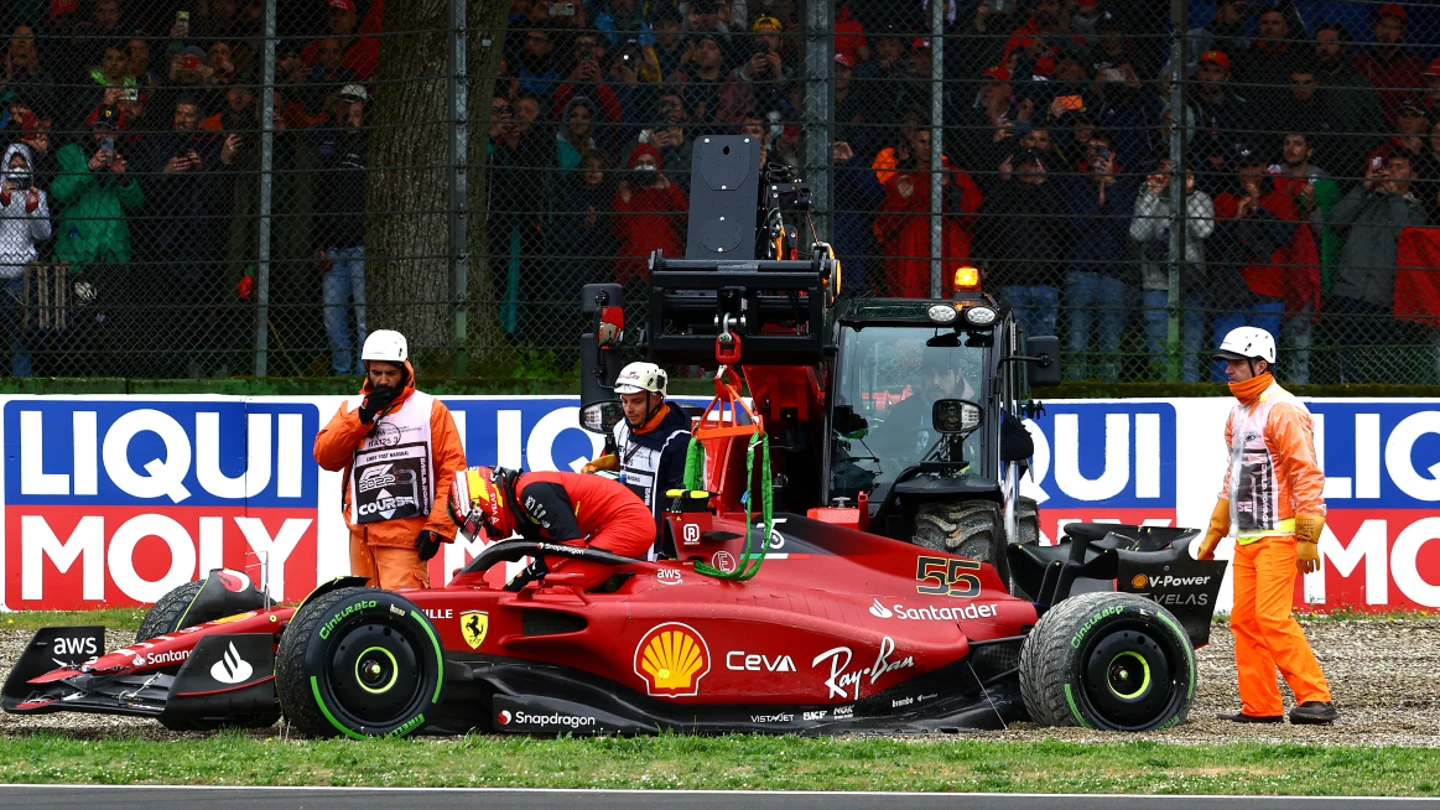 Carlos Sainz se baja del Ferrari Carlos Sainz se baja del Ferrari