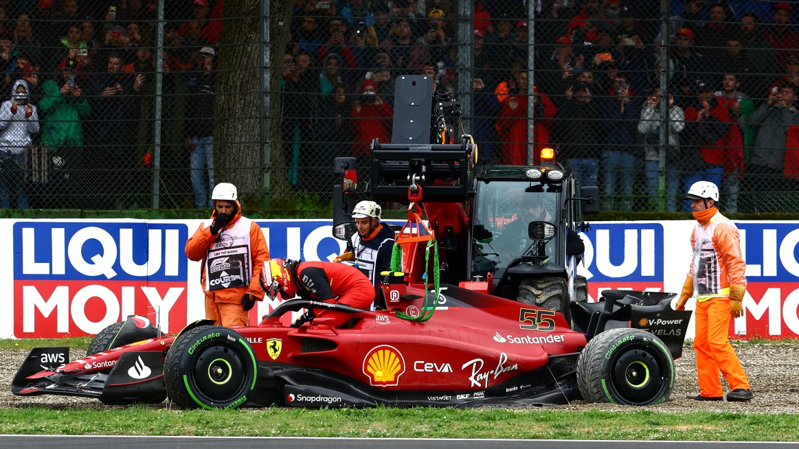 Carlos Sainz se baja del Ferrari