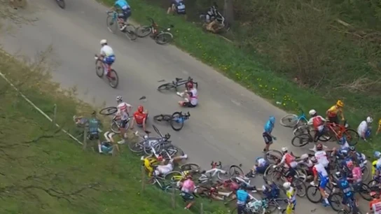 Caída múltiple en la Lieja Bastogne Caída múltiple en la Lieja Bastogne