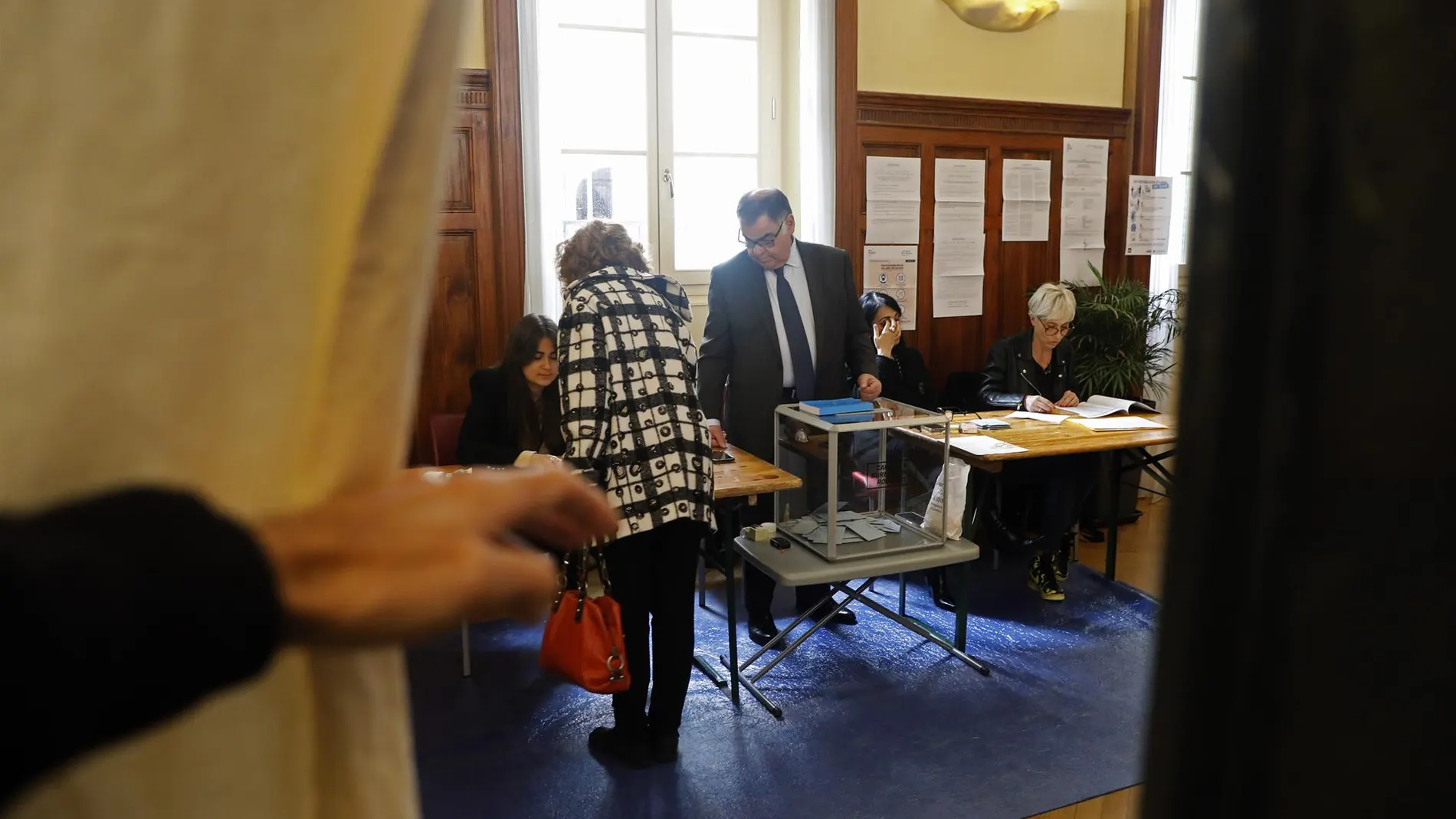 Interior de un colegio electoral en Niza, Francia.