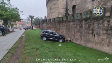 Un coche se estrella contra la Muralla de la Macarena de Sevilla y deja cuatro heridos, una grave