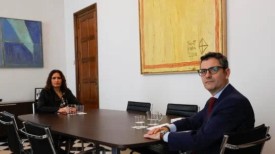 El ministro de la Presidencia, Félix Bolaños, y la consellera de la Presidencia, Laura Vilagrà, posan en el ámbito de su reunión este domingo en Barcelona. El ministro de la Presidencia, Félix Bolaños, y la consellera de la Presidencia, Laura Vilagrà, posan en el ámbito de su reunión este domingo en Barcelona.
