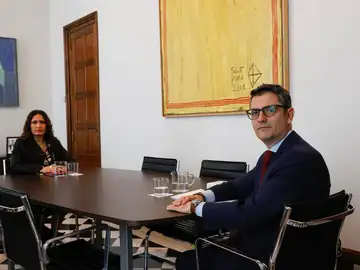 El ministro de la Presidencia, Félix Bolaños, y la consellera de la Presidencia, Laura Vilagrà, posan en el ámbito de su reunión este domingo en Barcelona.